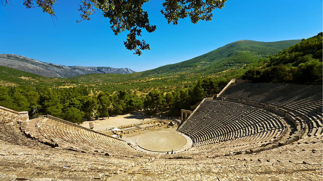amfiteatern epidavros med grna berg i bakgrunden, greklandsresa